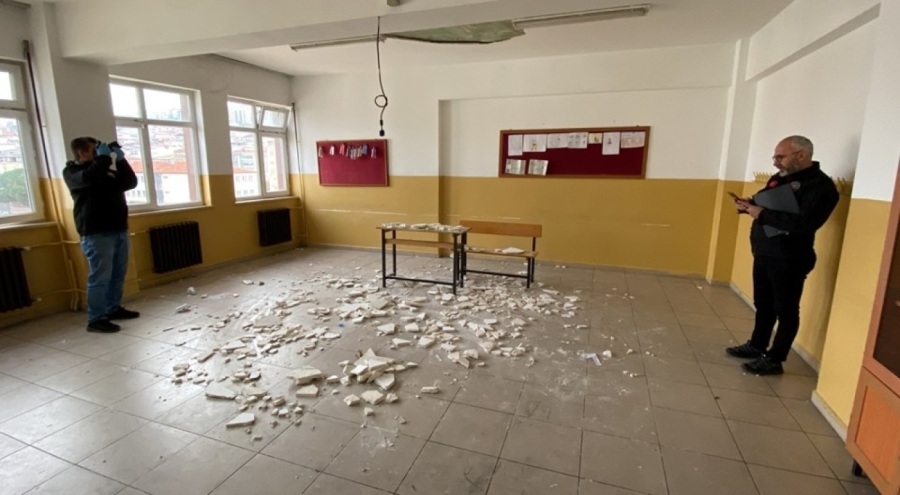 Ders sırasında sıva düştü! Çok sayıda öğrenci yaralandı