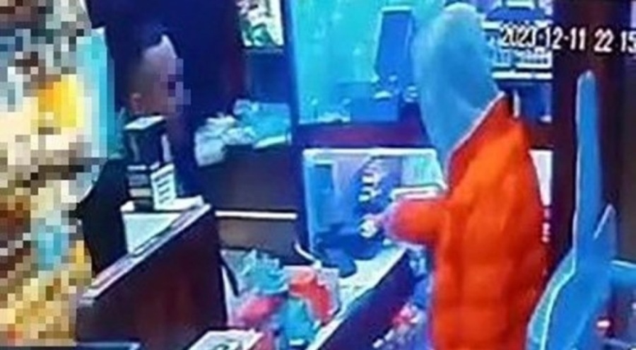 Çaldıkları çantadaki kredi kartını kullanan hırsızlar yakalandı