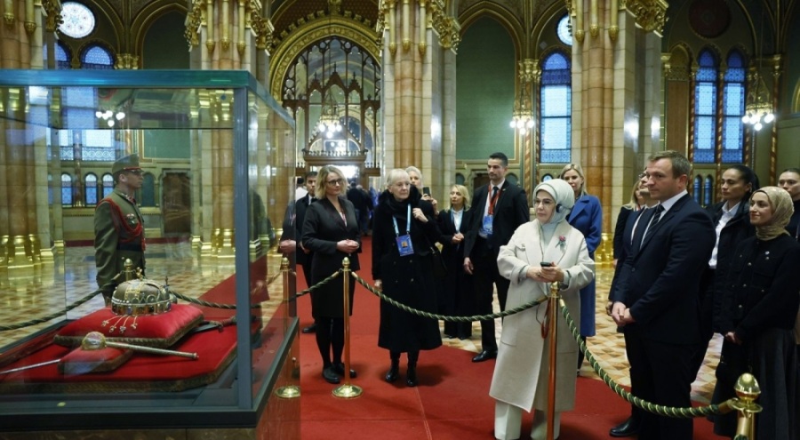 Emine Erdoğan Macaristan'da "Motiflerin Dili" sergisini ziyaret etti