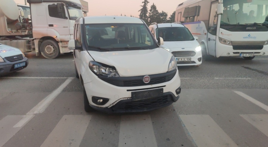 Bursa'da motosiklet hafif ticari araçla çarpıştı!