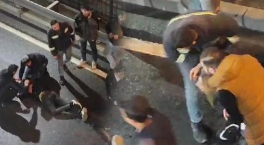 Korku dolu anlar!  Metrelerce yüksekten yola atladı!