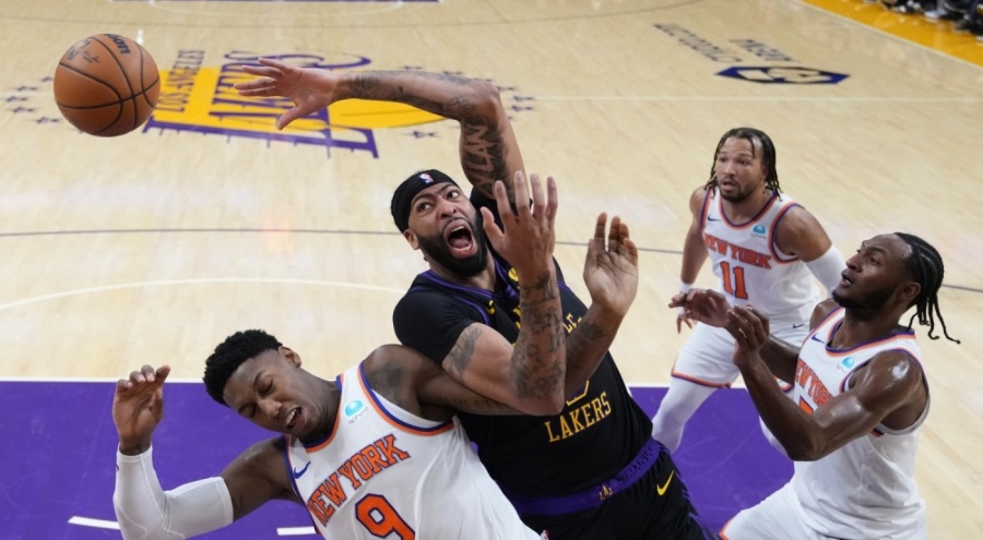 LeBron James'in triple-double performansı Lakers'a yetmedi