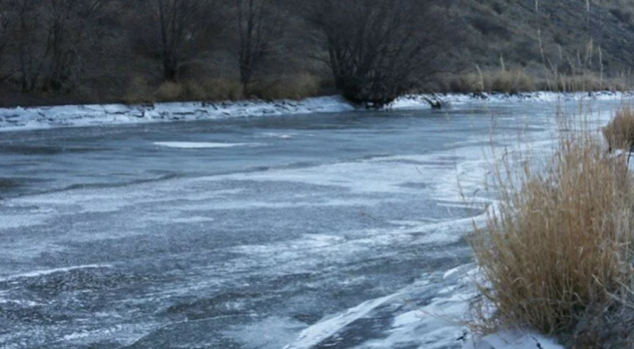 Kars Barajı'nın yüzeyi buzla kaplandı