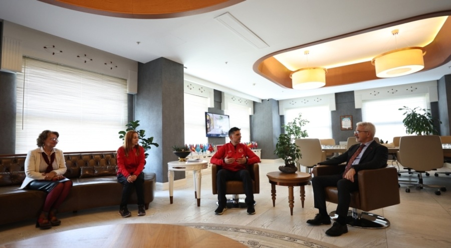 Nilüferli sporcular Başkan Erdem'i ziyaret etti