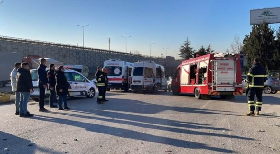 İki işçi servisi çarpıştı!