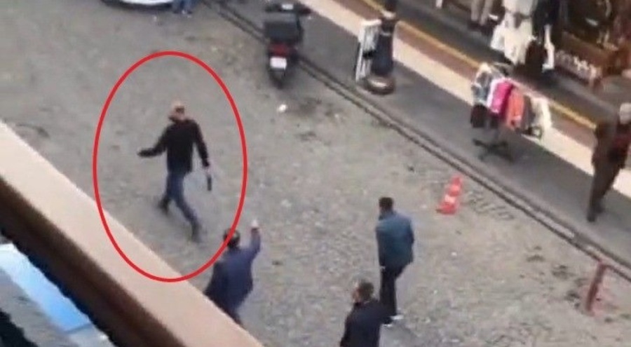 Diyarbakır'da kardeşine satır ve bıçakla saldırdı