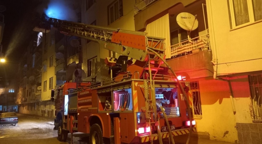 Sigara izmaritinin neden olduğu yangın mahalleyi ayağa kaldırdı