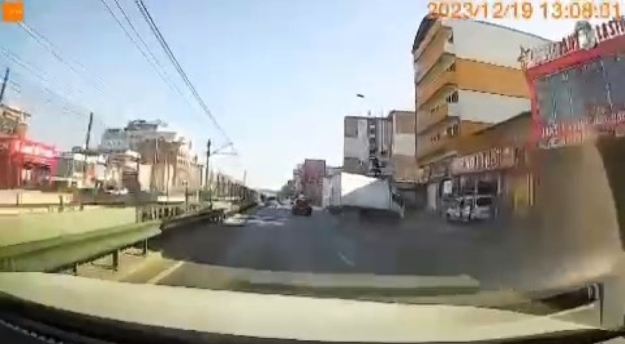 Bursa'da sinyal vermeden şerit değiştiren araç faciaya yol açıyordu!