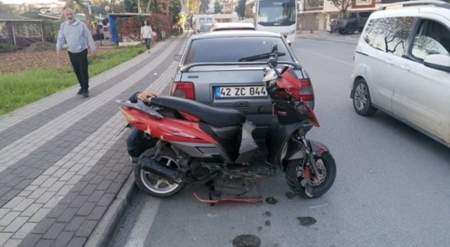 Motosiklet ile otomobil çarpıştı!