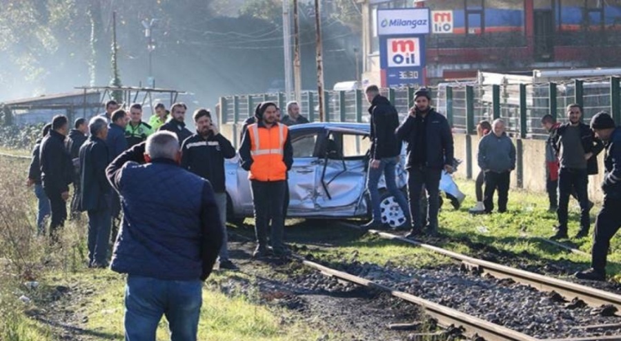 Tren, hemzemin geçitte otomobile çarptı!