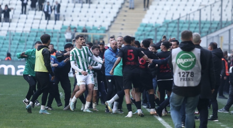 Bursaspor ve Diyarbekir maçında ortalık karıştı