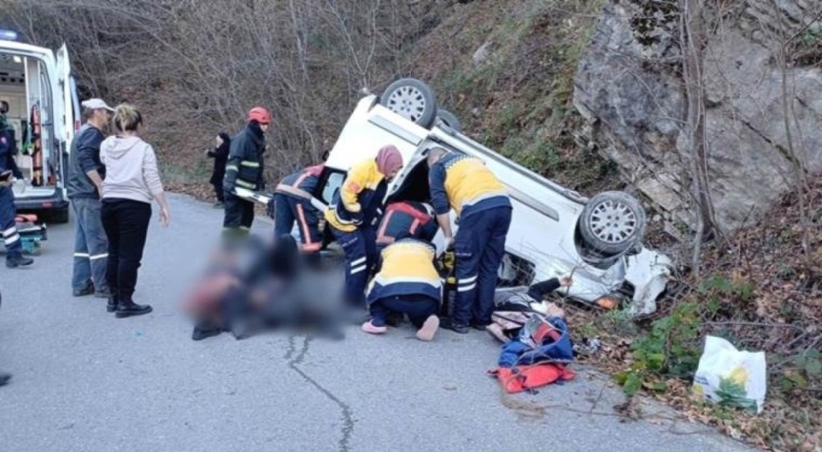 Virajı alamayan araç takla attı