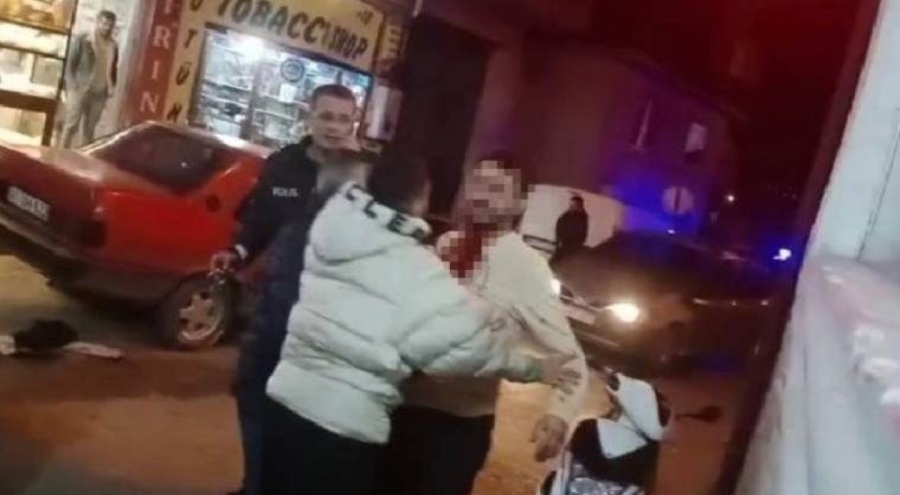 Husumetlisini boynundan bıçakladı!