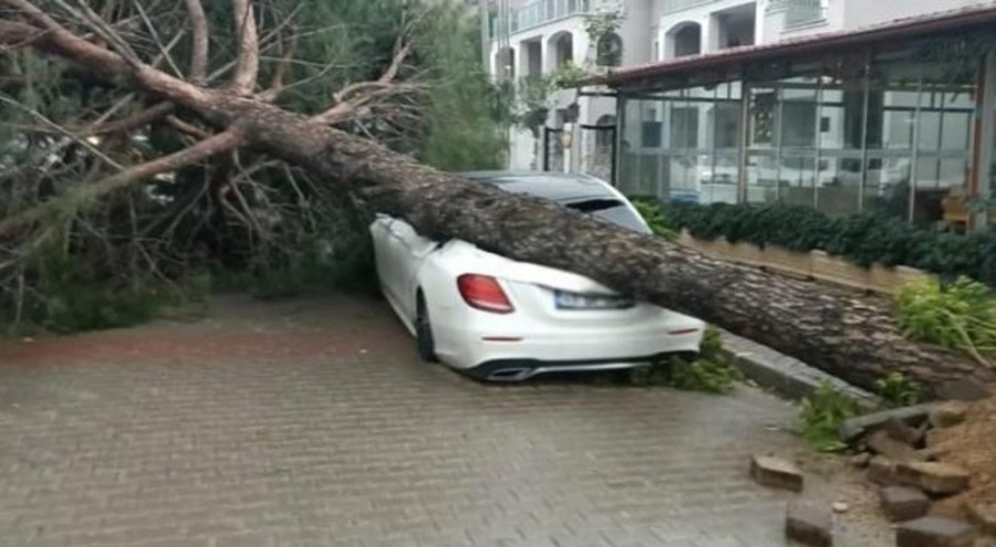 Marmaris'te fırtına ortalığı savaş alanına çevirdi