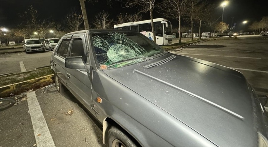 Kocaeli'de açık otoparktaki 35 aracın camını kırdı