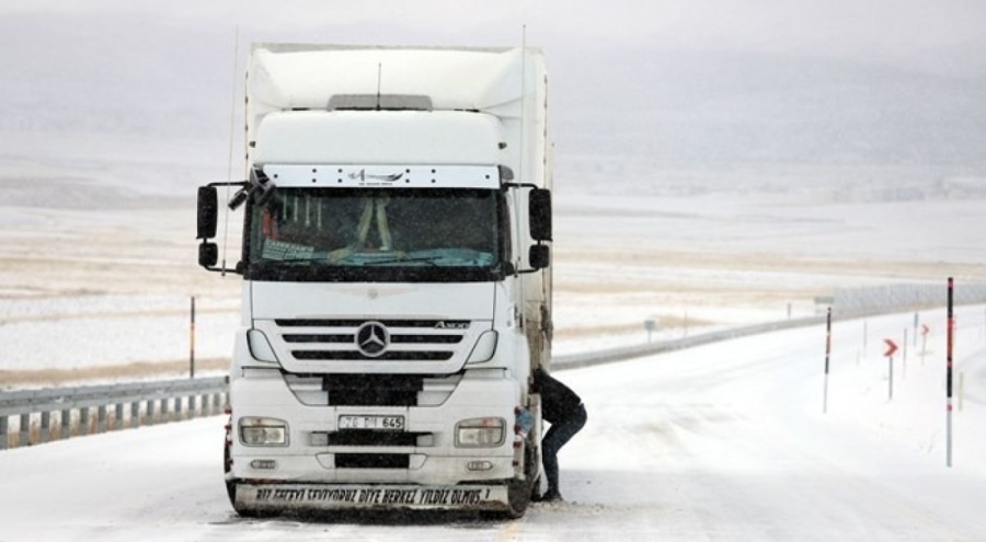 Buzlanmadan dolayı TIR'lar yolda kaldı