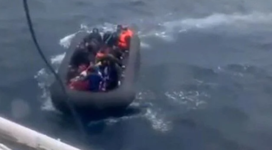 Kaçak teknesi sürüklendi: Can pazarı yaşandı