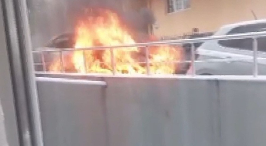 Park halindeki otomobil cayır cayır yandı