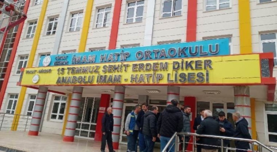 Okul binasında korkutan yangın! Tahliye edildi