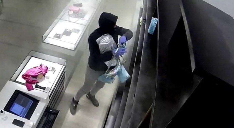 Ünlü modaevi Chanel'in mağazası soyuldu!