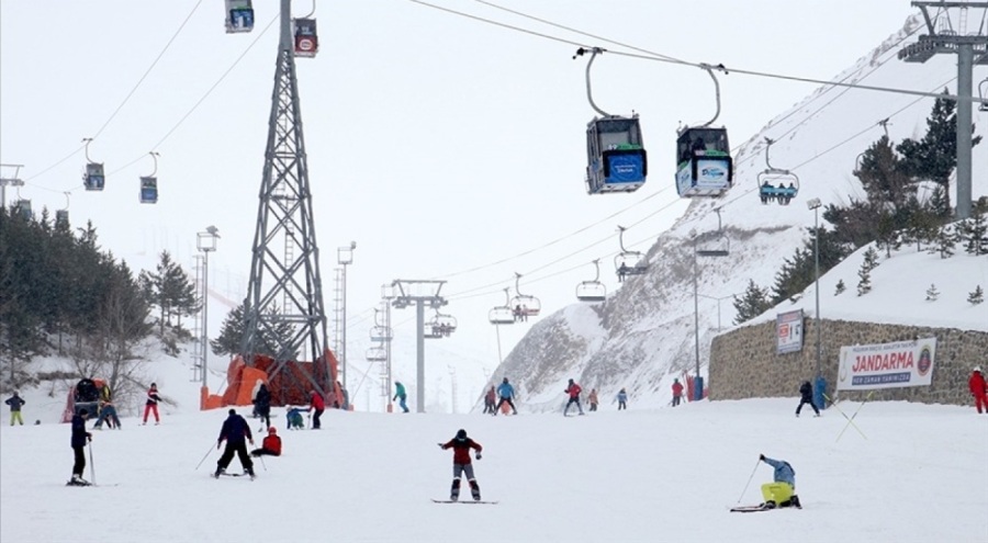 Kayak merkezlerinde en fazla kar kalınlığı 110 santimetreyle Palandöken'de ölçüldü