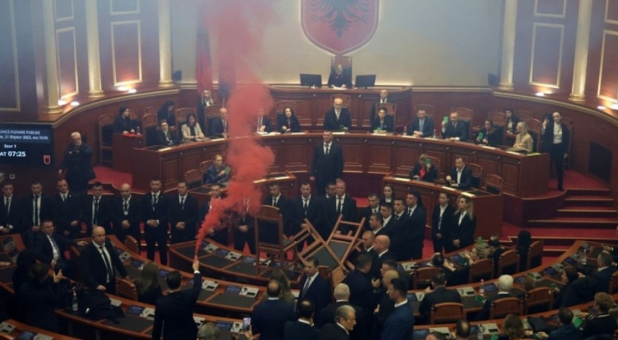 Arnavutluk'ta dokunulmazlık kaldırıldı parlamento karıştı