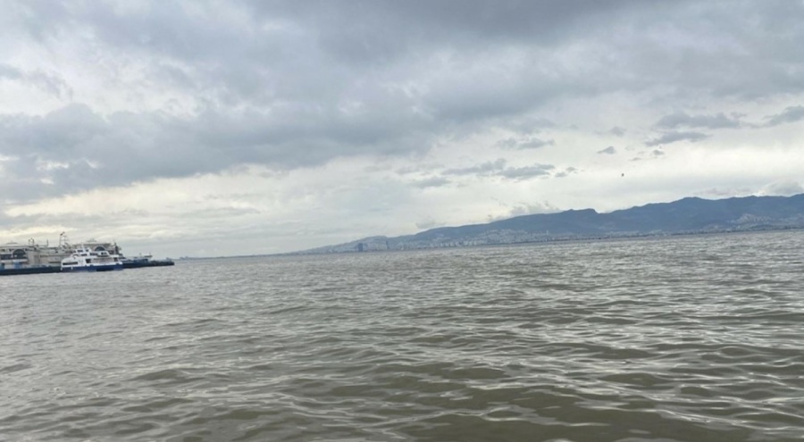 Sağanağın ardından İzmir'de denizin rengi değişti