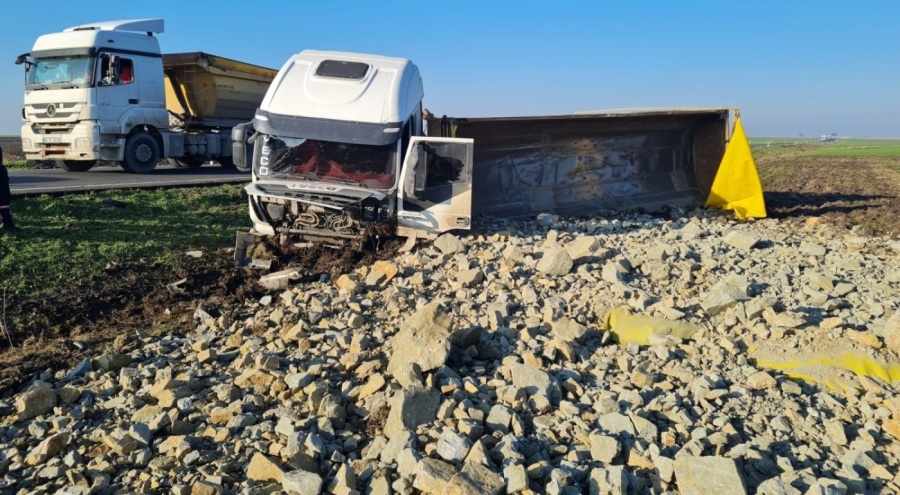 Seyir halindeki kamyon devrildi!