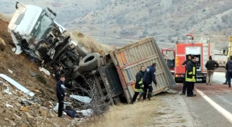 Kamyon şarampole devrildi