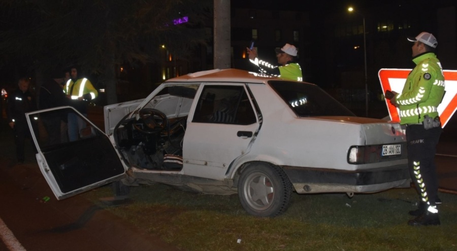 Ordu'da araç aydınlatma direğine çarptı: 3 yaralı