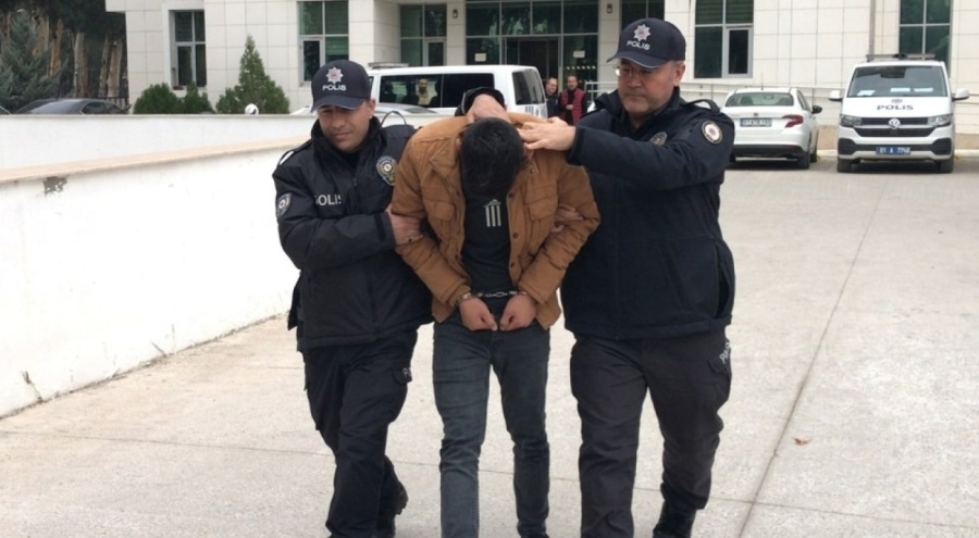 Mahkeme binası önünde bomba paniği