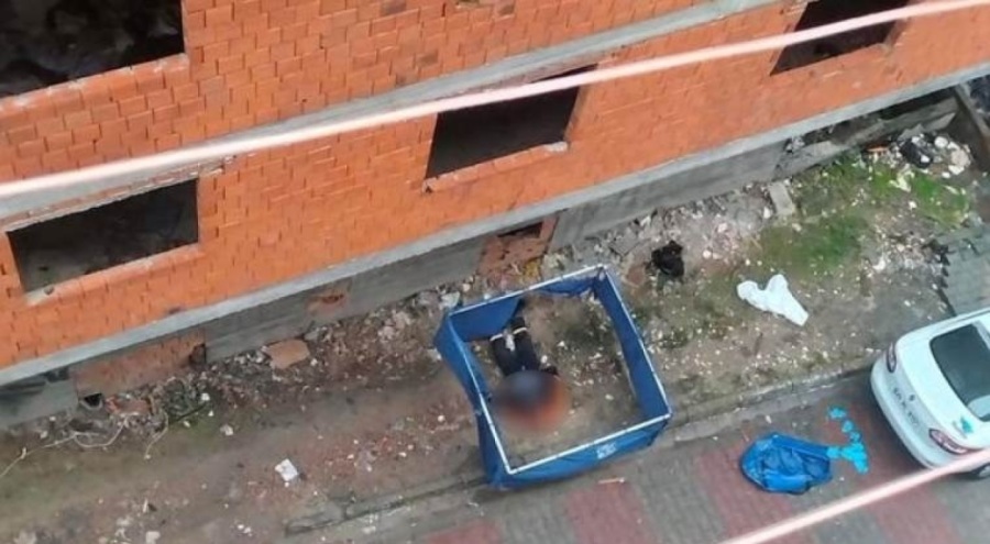 Otomobilde öldürdüğü arkadaşını inşaat önüne atarak kaçtı