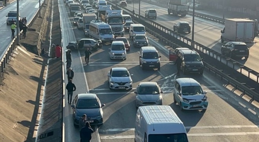 D-100'de zincirleme kaza!