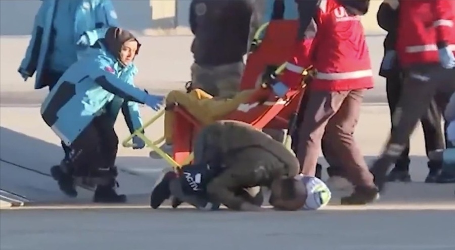 Bakan Koca, Türkiye'ye indiğinde şükür secdesi yapan Gazzeli babanın videosunu paylaştı