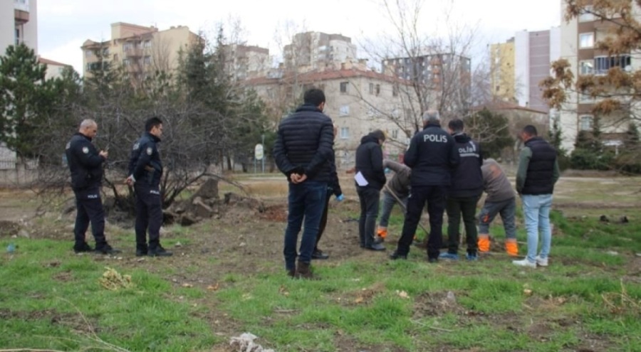 Kayseri'de boş arazide dua eden adam ekipleri harekete geçirdi!