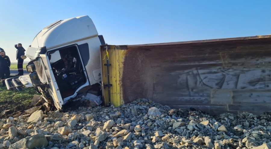 Lüleburgaz'da tır devrildi, sürücü yaralandı