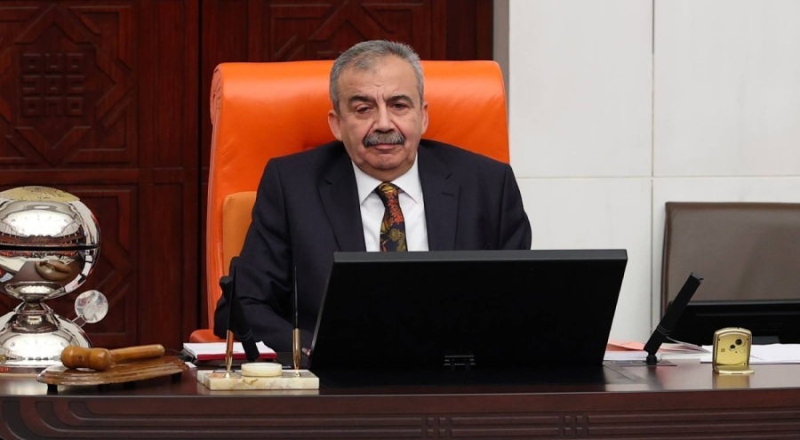 Genel Kurul'da rahatsızlanan Sırrı Süreyya Önder, hastaneye kaldırıldı