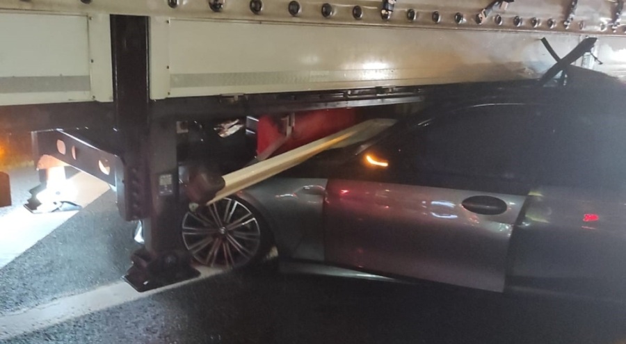 Bursa'da korkunç kaza! Otomobil tırın altına girdi