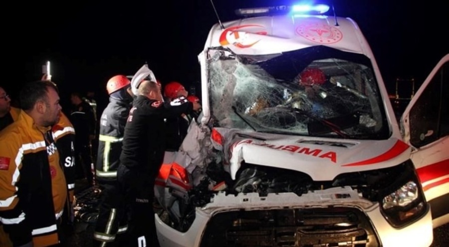 Ambulans, kamyona çarptı: 1 kişi hayatını kaybetti, 4 sağlık personeli yaralı