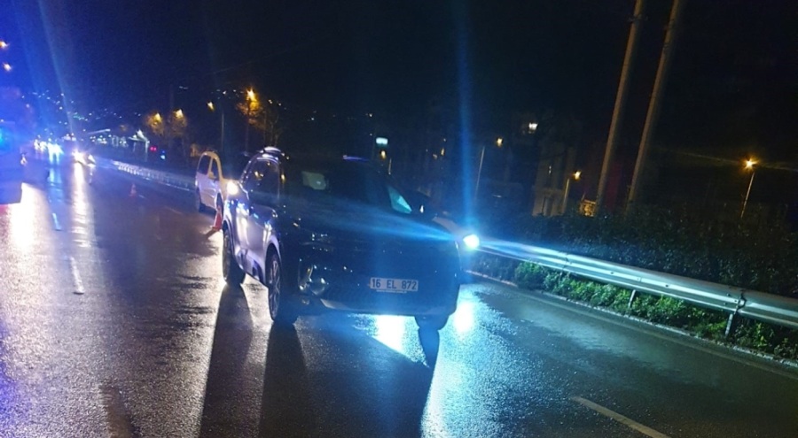 Bursa'da yoldan karşıya geçmek isteyen adam otomobilin altında kaldı