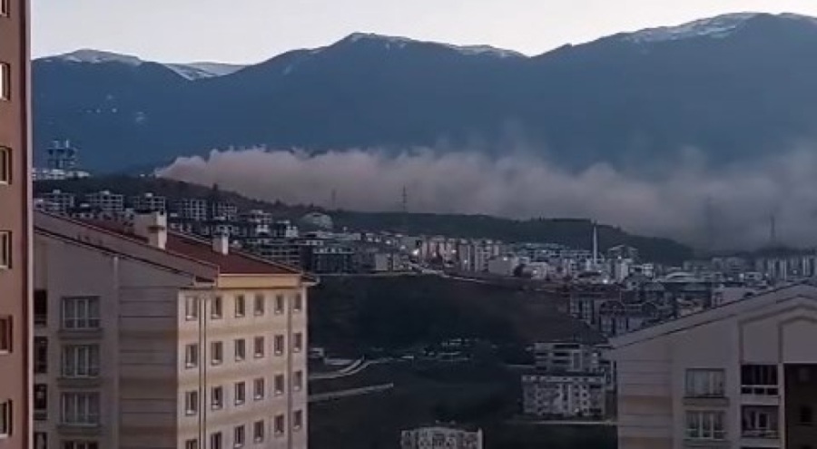 Bursa Çimento'dan yükselen gri dumanlar korkutuyor! "Havanın kararmasını bekliyorlar"