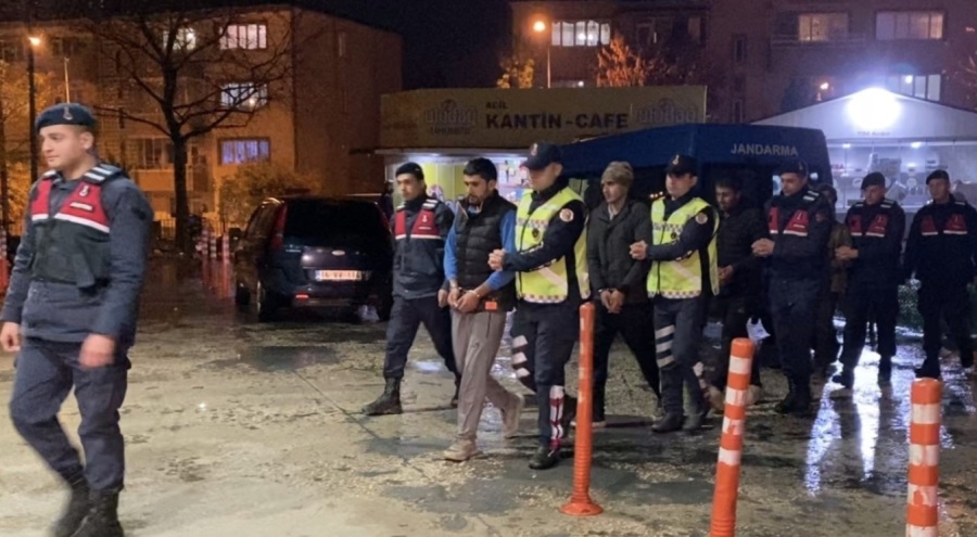 Bursa'da jandarmanın durdurduğu 4 şahıs kaçak göçmen çıktı