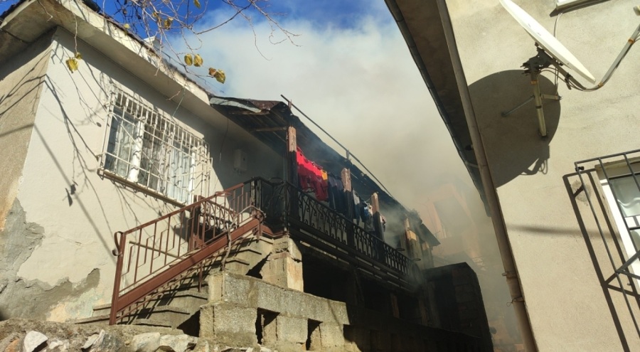 Bursa'da yangın çıkan evdeki anne ile 5 çocuğunu komşuları kurtardı