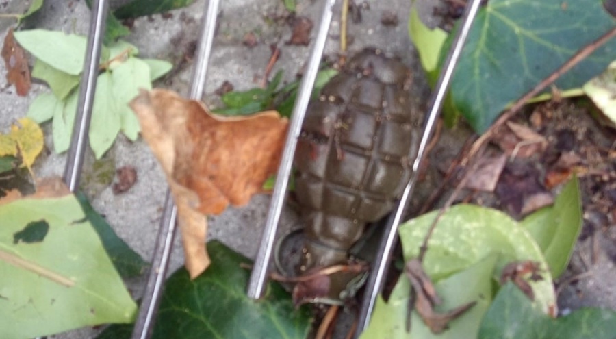 Büyükçekmece'de bir binanın önünde el bombası bulundu