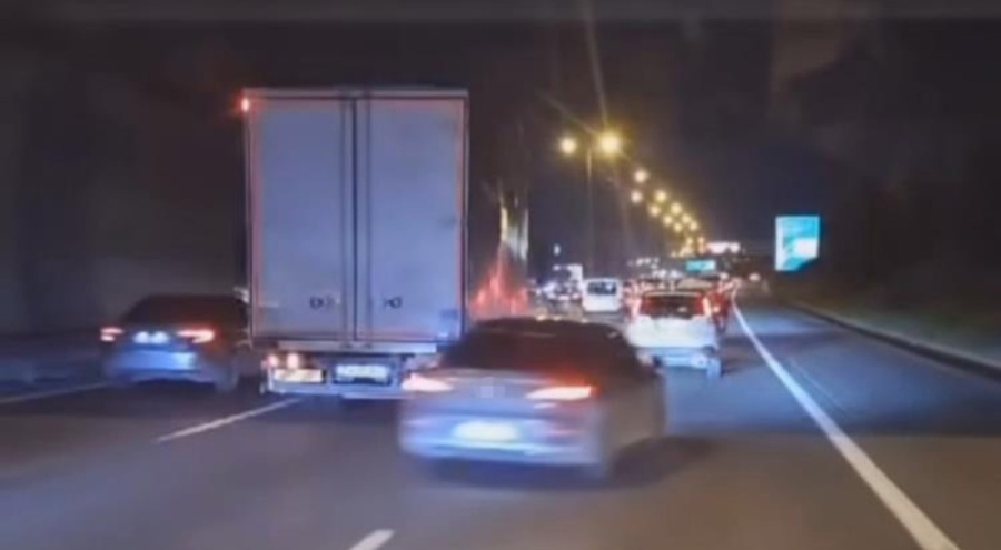 Trafikte tehlikeli anlar! Canını hiçe sayarak...