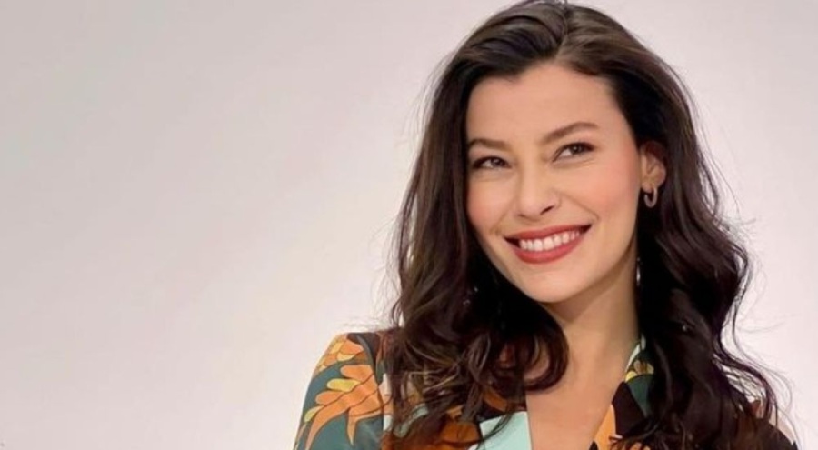 Müjde Uzman süper minisiyle gündem oldu