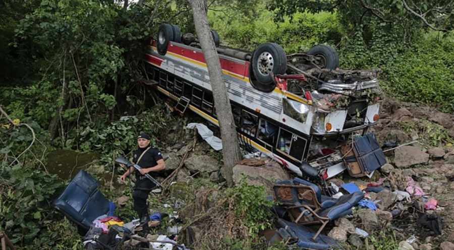 Devrilen otobüste 10'u çocuk 19 kişi yaşamını yitirdi