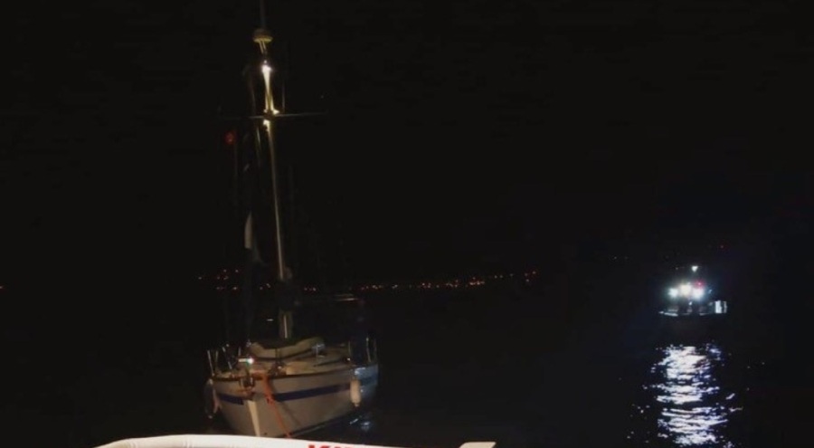 Çanakkale Boğazı'nda sürüklenen tekne ekiplerce kurtarıldı