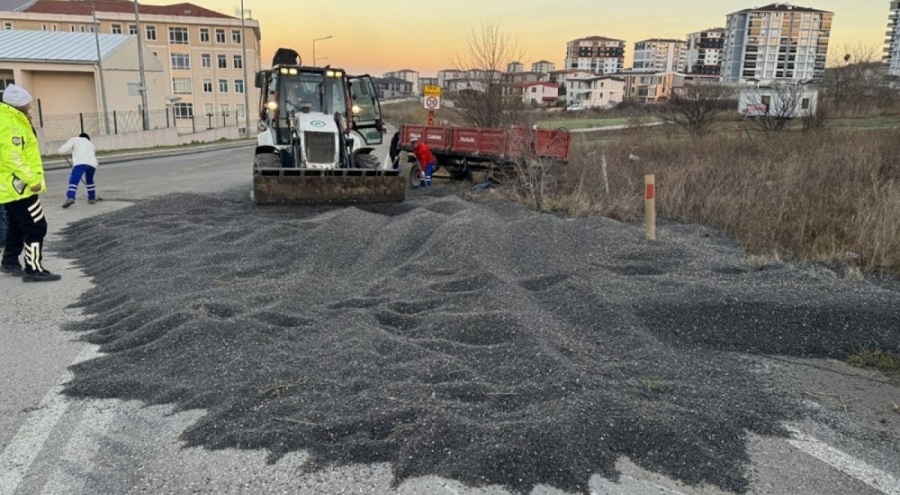 Seyir halindeki traktör römorku devrildi