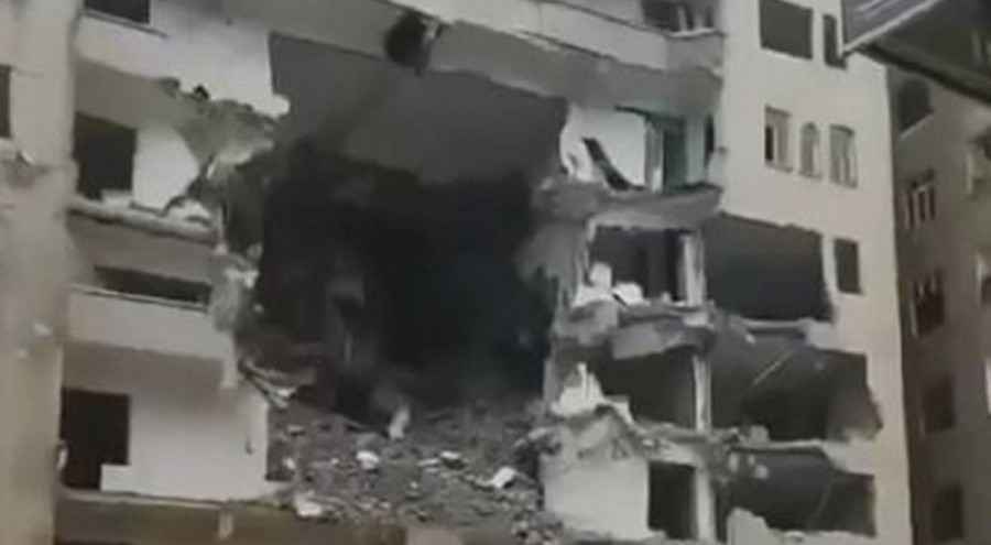 Yıkımda bina çöktü! Enkaz altında kalmaktan son anda kurtuldu